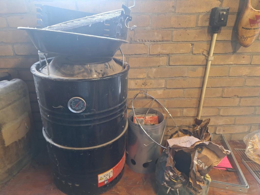 Houtskoolbarbecue met thermometer, Ophalen