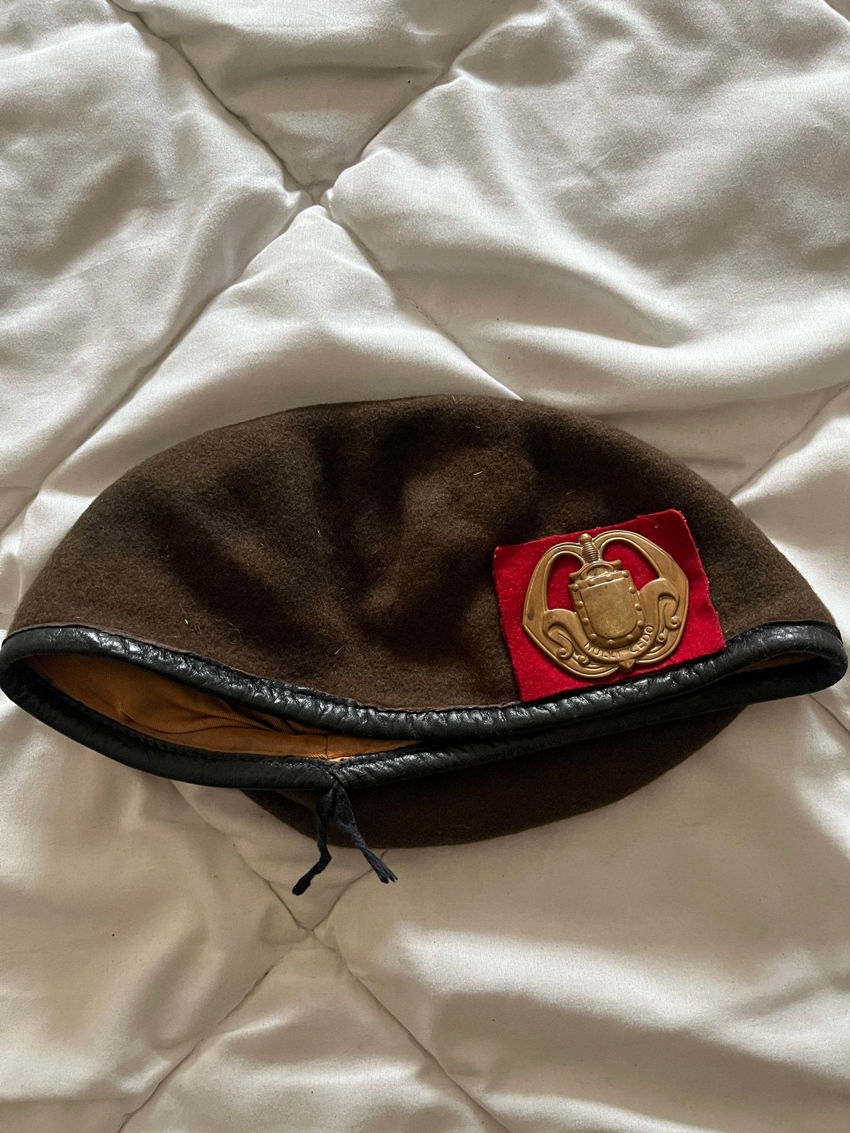 Vintage Bruine Baret met Embleem - Militair, Verzamelen, Ophalen of Verzenden, Overige soorten, Overige gebieden, Helm of Baret