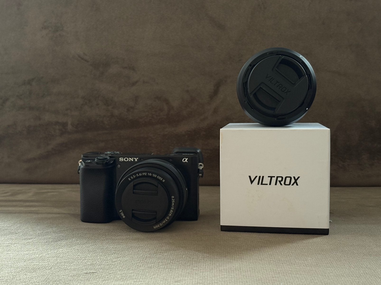 Sony A6100 – zo goed als nieuw + 2 lenzen & accessoires, Kantelbaar/draaibaar scherm, Ophalen of Verzenden, Zo goed als nieuw