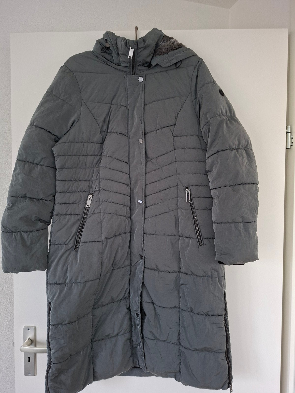 Lange gewatteerde jas met capuchon - Maat XL, Kleding | Dames, Maat 46/48 (XL) of groter, Ophalen of Verzenden, District, Grijs