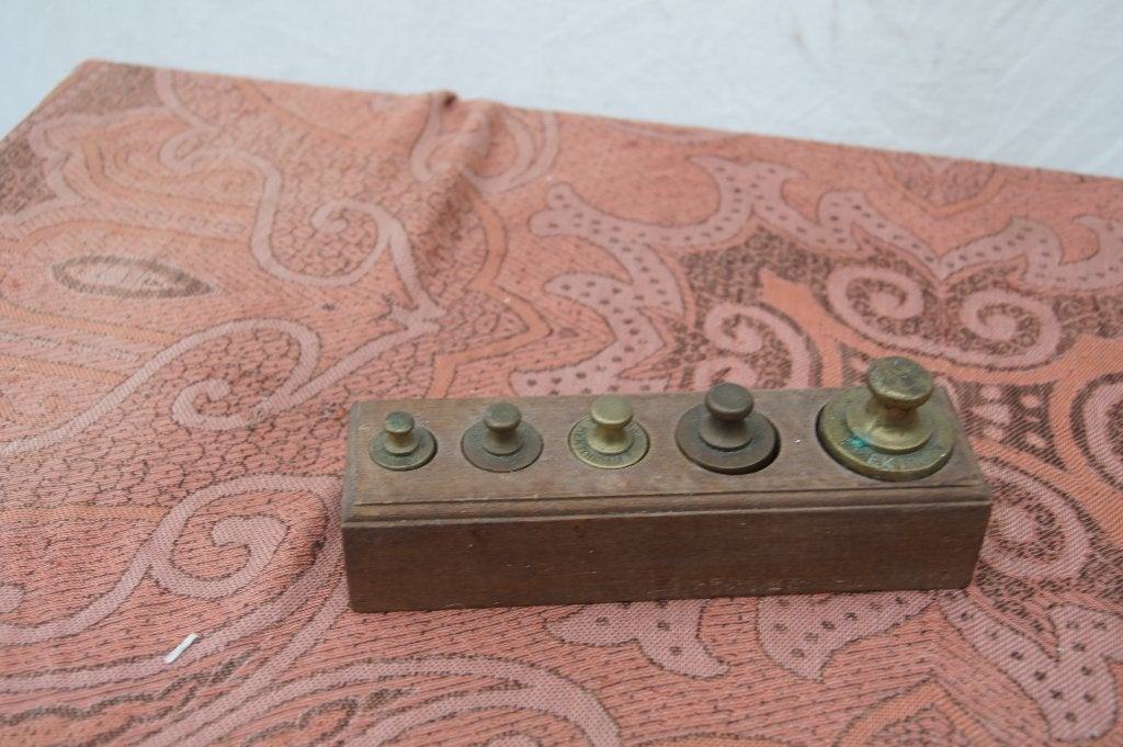 Kistjes met gewichten, Antiek en Kunst, Antiek | Gereedschap en Instrumenten, Ophalen of Verzenden