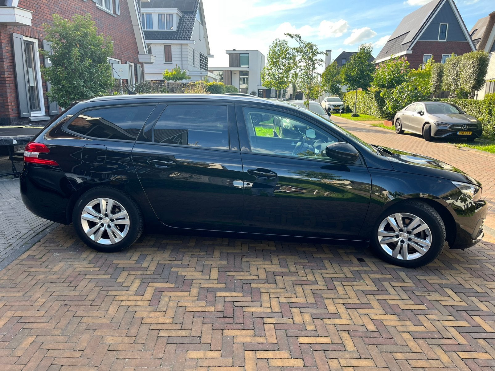 Peugeot 308 1.2 110pk S&S 2019 Zwart - Panorama dak - Leer, Voorwielaandrijving, 1199 cc, Zwart, Origineel Nederlands