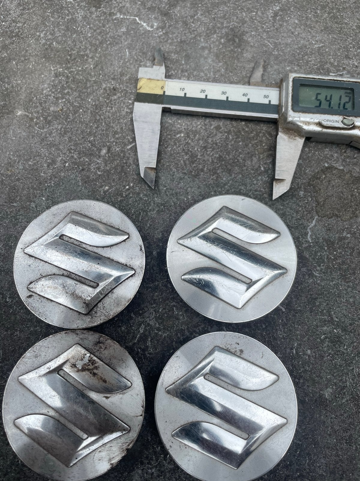 54 mm zilvergrijze Suzuki naafdoppen, Ophalen of Verzenden, Gebruikt