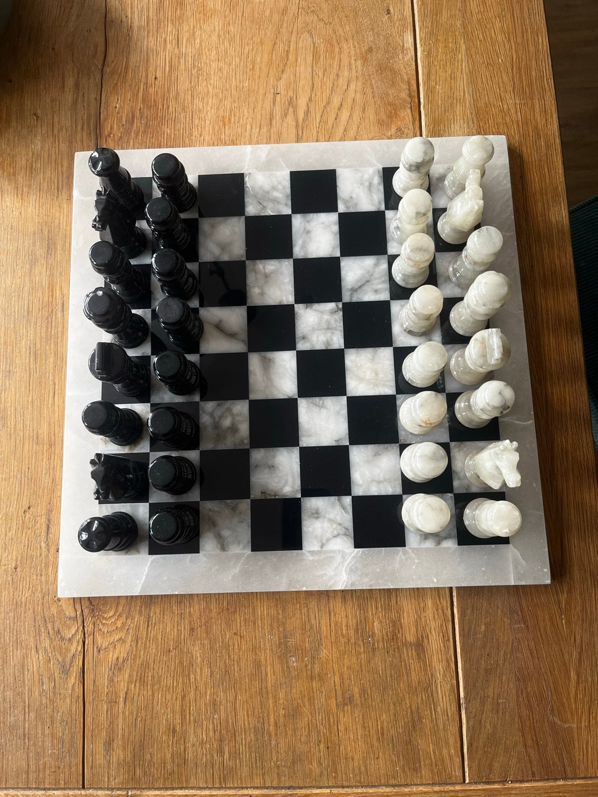 Albast schaakspel - Zwart en wit- voorzien van vilt, Een of twee spelers, Ophalen, Zo goed als nieuw