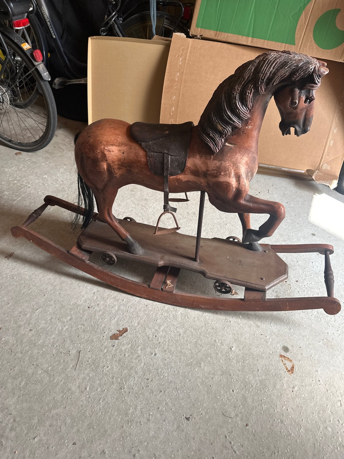 Antiek houten hobbelpaard met wielen, Ophalen