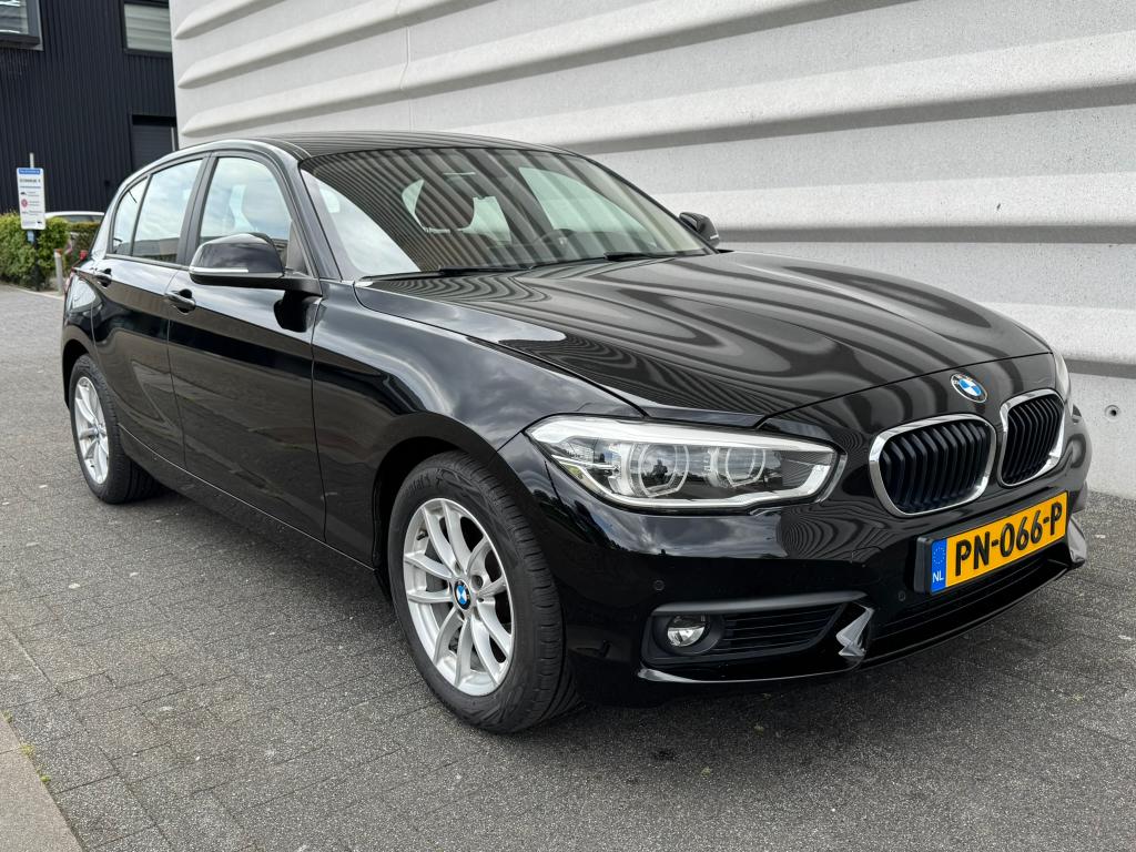 BMW 1-Serie 118i 136pk Aut 2017 Zwart, Auto's, Zwart, Bruin, 650 kg, Particulier