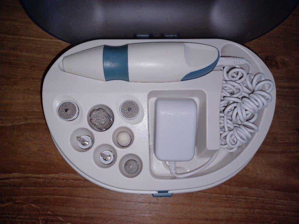 Te koop manicure- en pedicure set inclusief plastic doos., Ophalen of Verzenden, Zo goed als nieuw, Wit, Handen en Nagels