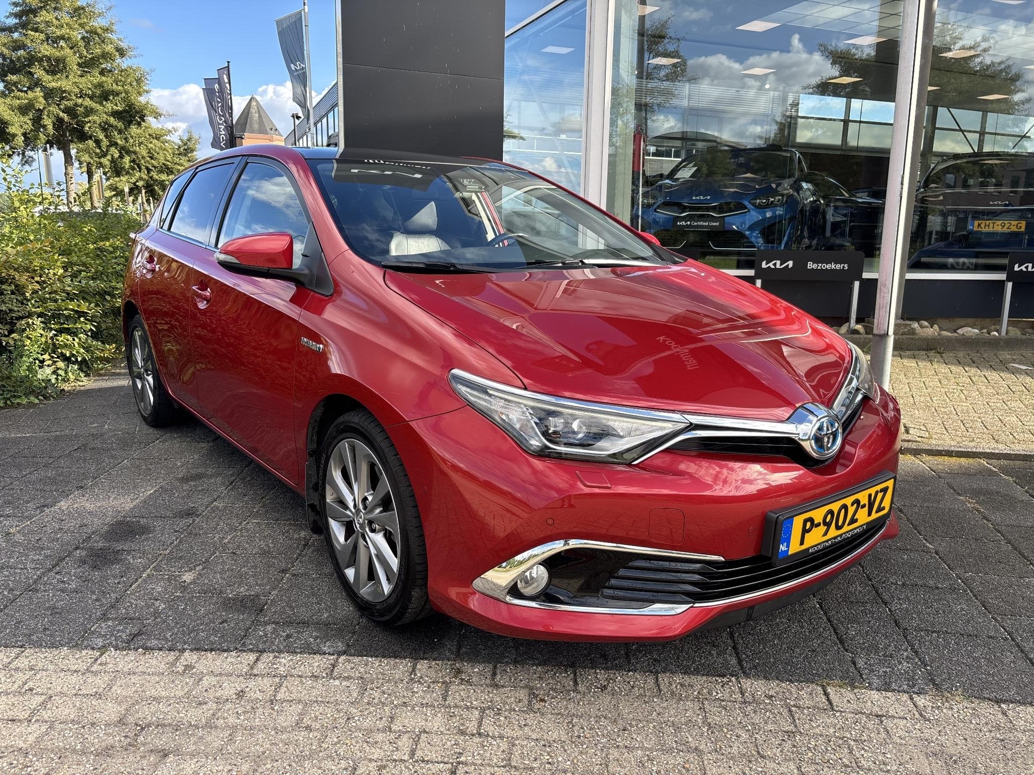 Toyota Auris 1.8 Hybrid Executive Panoramadak, Parkeersensor, 136 pk, Gebruikt, 4 cilinders, Leder en Stof