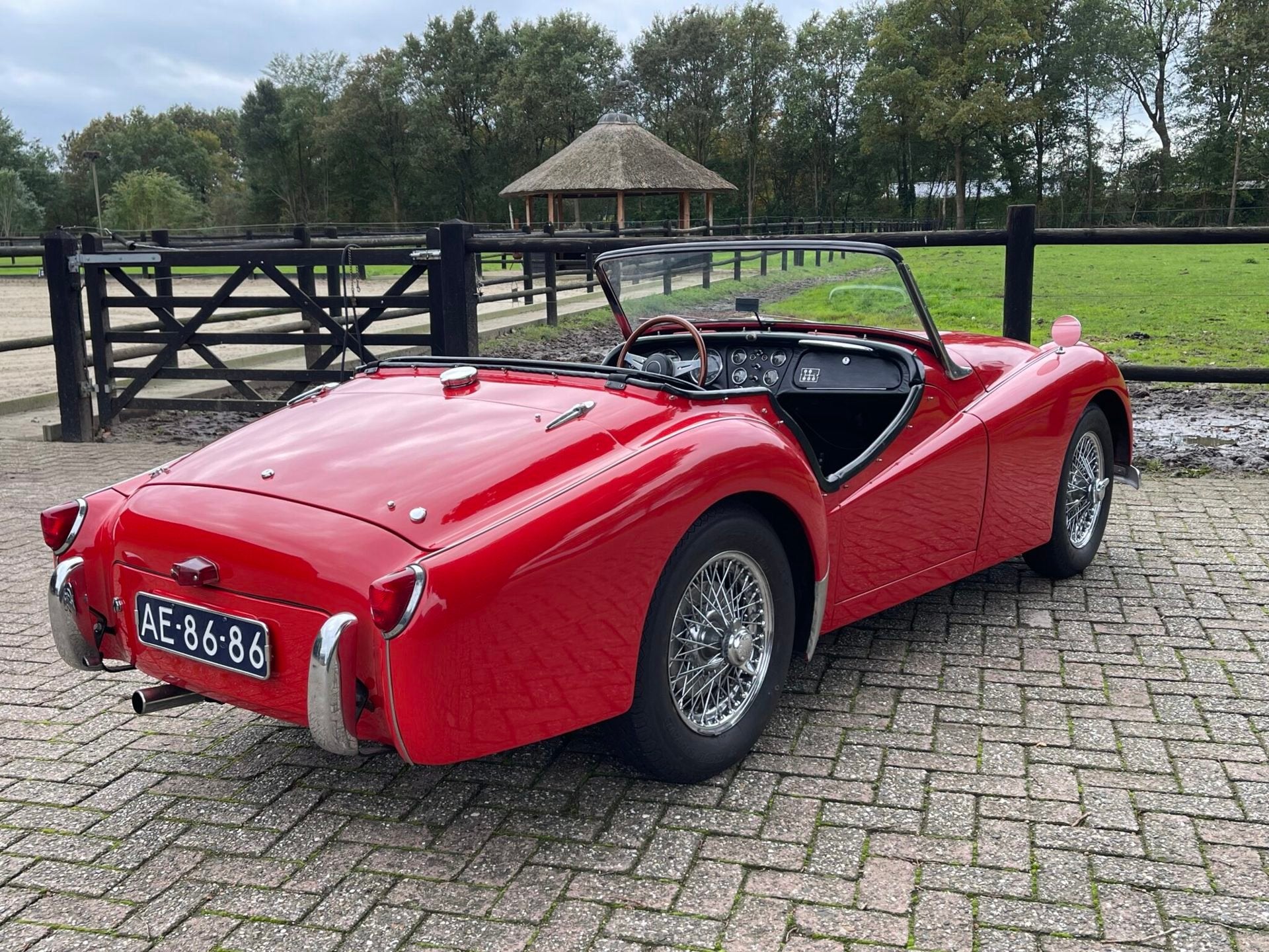 Triumph TR3 1957 in mooie staat NL-kenteken, Auto's, Lederen bekleding, Achterwielaandrijving, Zwart, Overige carrosserieën