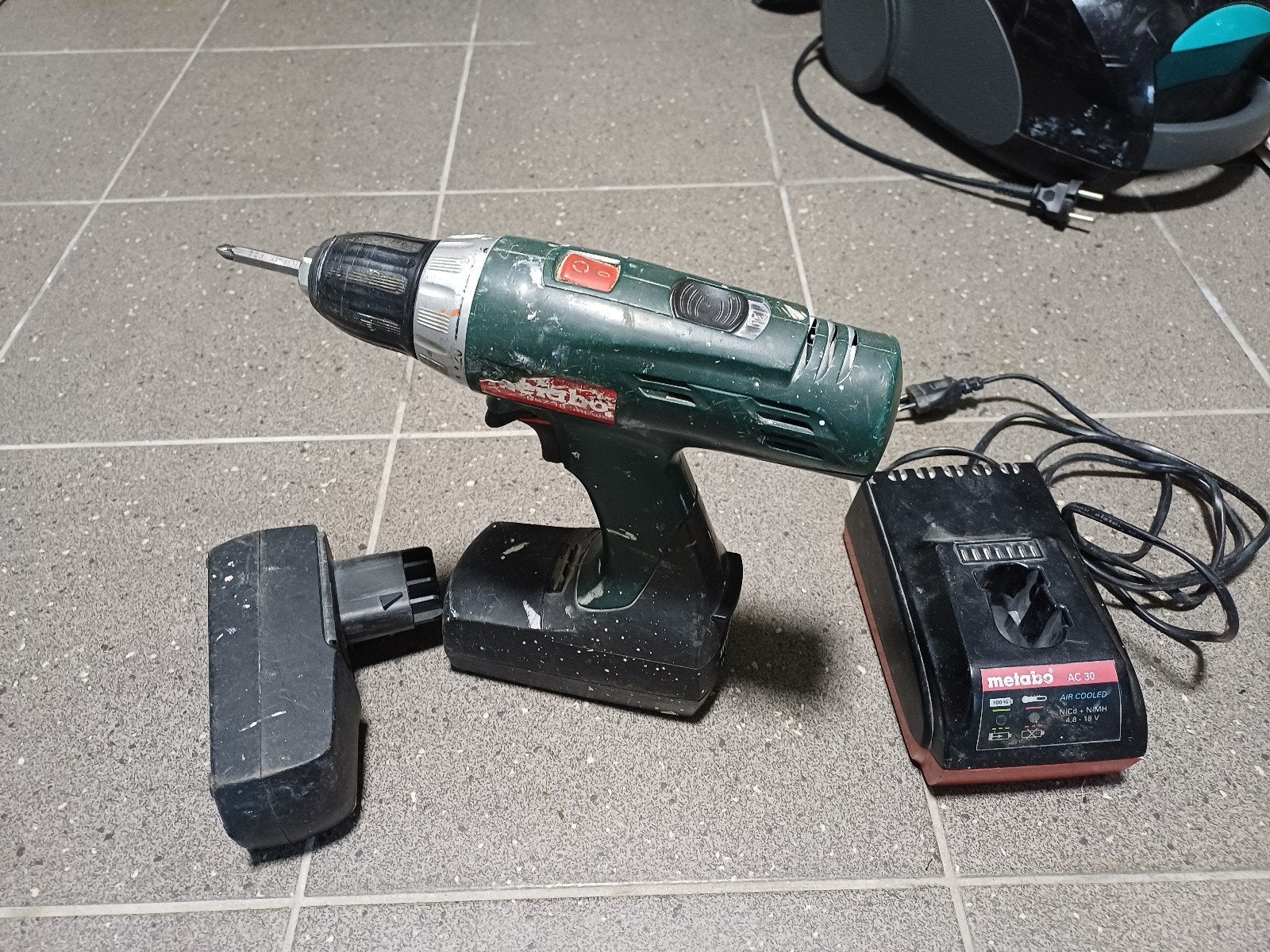 Metabo accuboormachine met lader en kapotte accu, Ophalen, Variabele snelheid, Boor- en Schroefmachine, Gebruikt