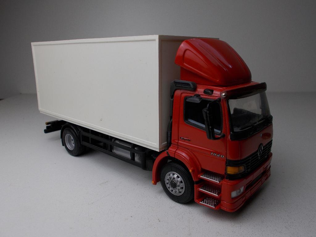 Vintage MINICHAMPS MERCEDES-BENZ ATEGO I.g.st., Ophalen of Verzenden, Zo goed als nieuw, Bus of Vrachtwagen, MiniChamps