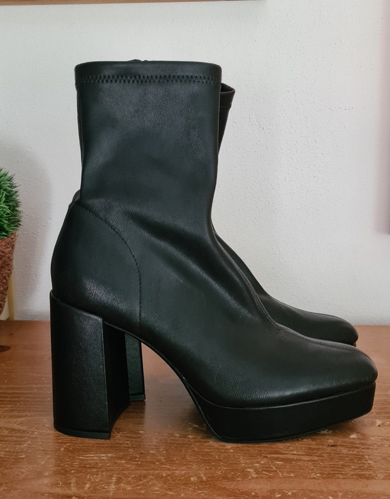 stradivarius laarsjes, Zwart, Lage of Enkellaarzen, Ophalen of Verzenden, Zo goed als nieuw