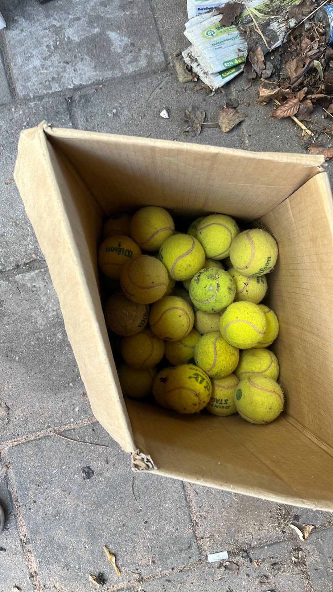 Grote doos met tennis ballen, Ophalen, Zo goed als nieuw