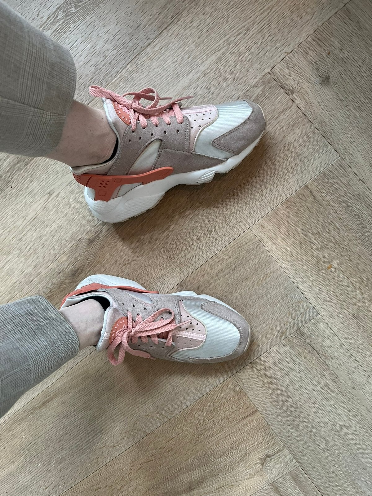 Nike huarache maat 41 maar valt als 38,5, Ophalen of Verzenden, Zo goed als nieuw, Schoenen