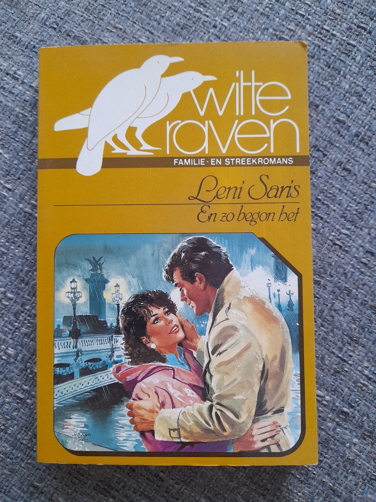 Leni Saris - En zo begon het (Witte Raven), Boeken, Streekboeken en Streekromans, Gelezen, Ophalen of Verzenden