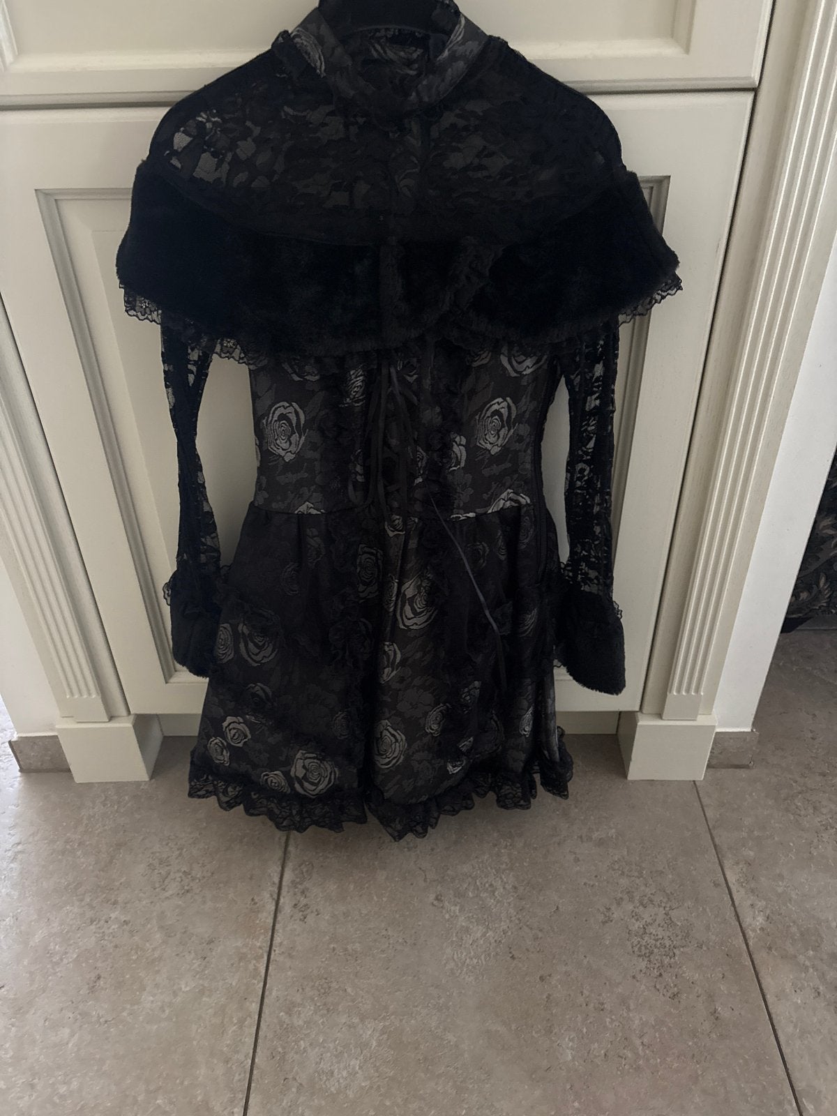 Gothic Lolita Jurk met Kant en Rozenprint, Maat 38/40 (M), Ophalen of Verzenden, Zo goed als nieuw, Halloween