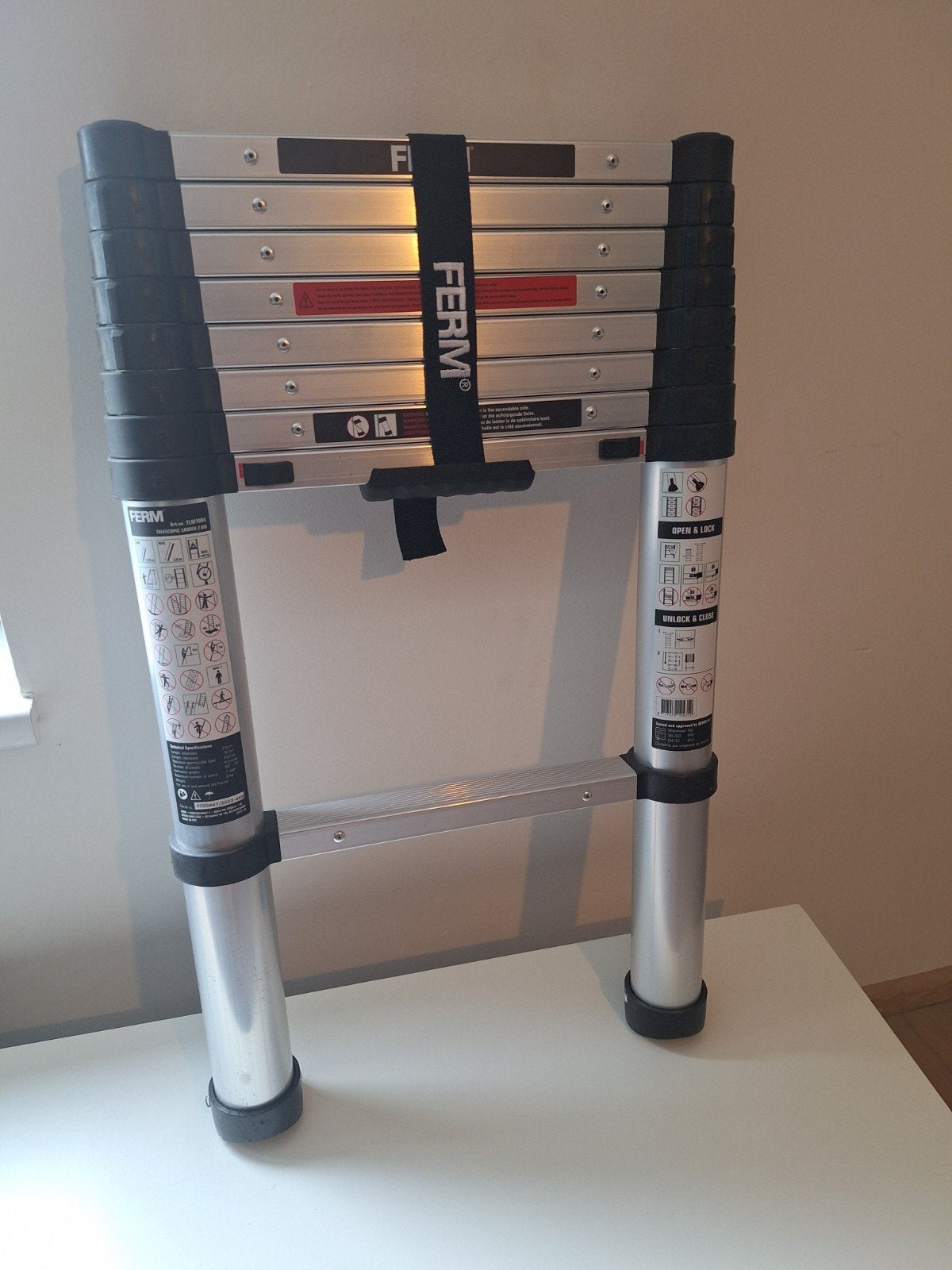 FERM Telescopische Ladder 2.6M - Compact en Veilig, Doe-het-zelf en Verbouw, Ophalen of Verzenden, Zo goed als nieuw, Ladder, Opvouwbaar of Inschuifbaar