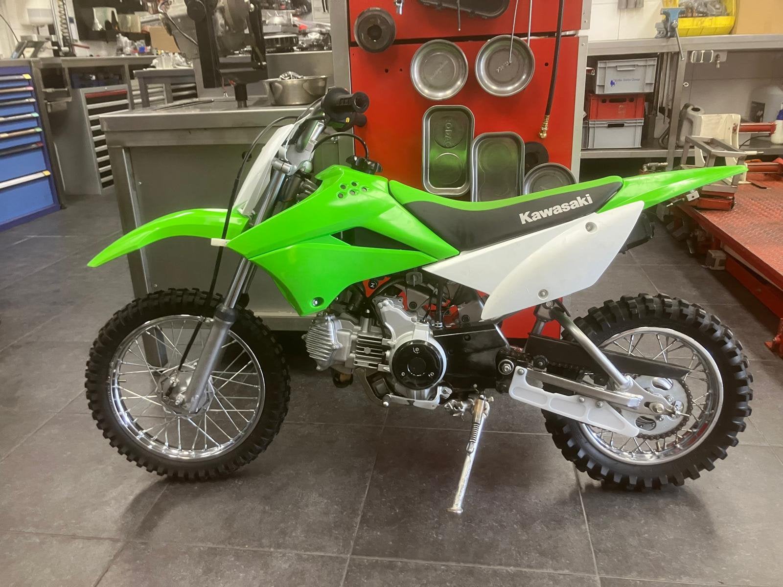 Crossmotor Kawasaki KLX110, 4 takt, 2016, Fietsen en Brommers, Minibikes, Midibikes en Pitbikes, Ophalen, Zo goed als nieuw, Overige typen