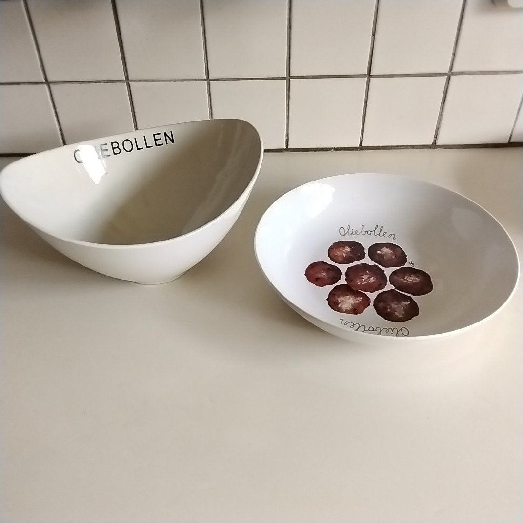 2 oliebollen  schalen, Ophalen of Verzenden, Rond