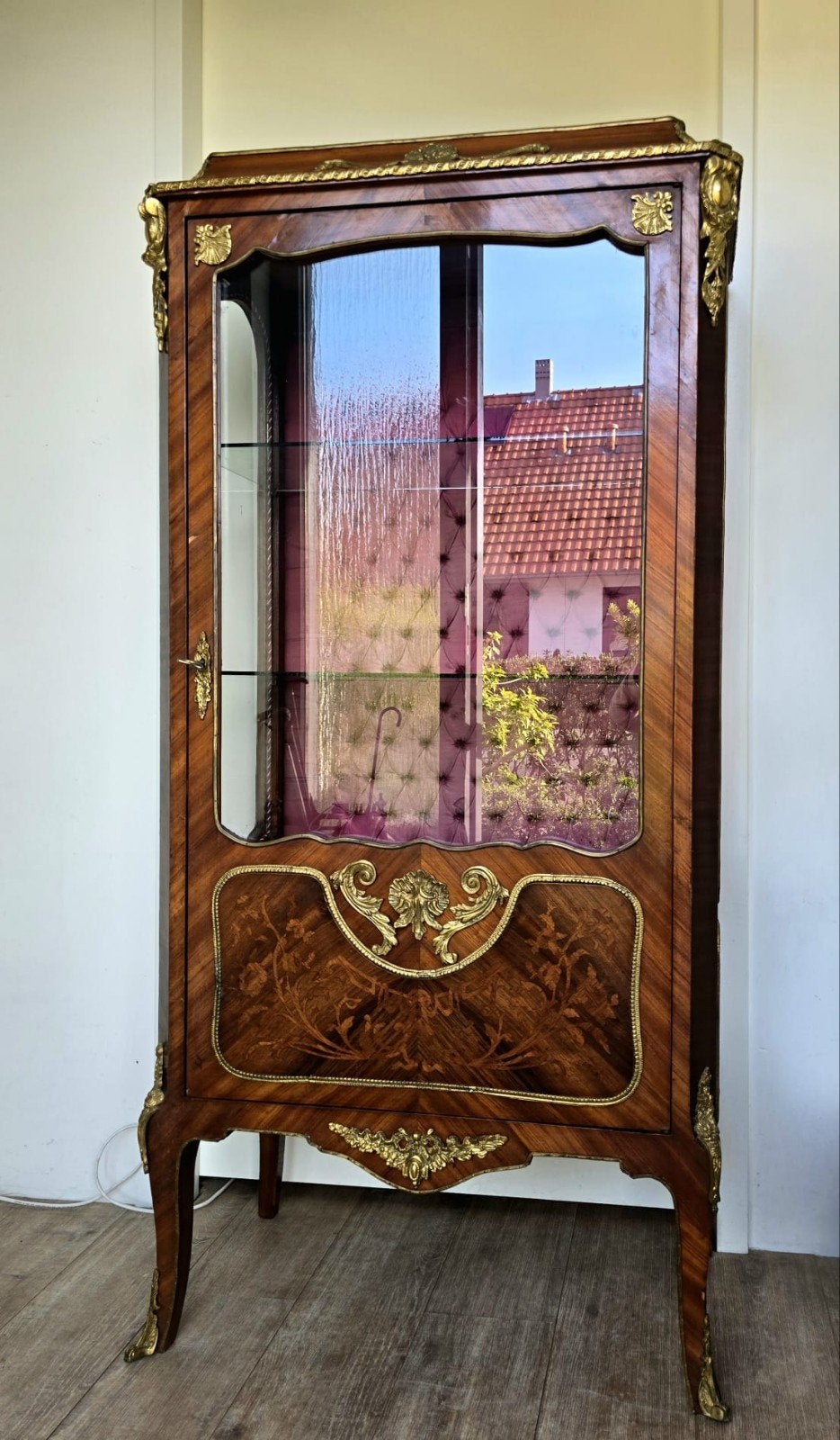 Antieke Vitrinekast met Marqueterie en Bronzen Ornamenten, Antiek en Kunst, Ophalen