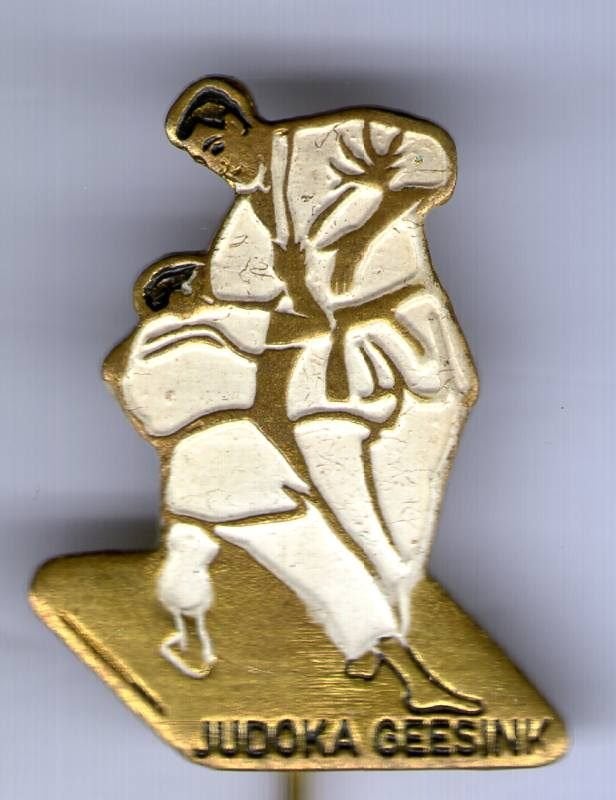 Judoka Geesink wit op koper sport speldje ( R_024), Verzenden, Nieuw, Sport, Speldje of Pin