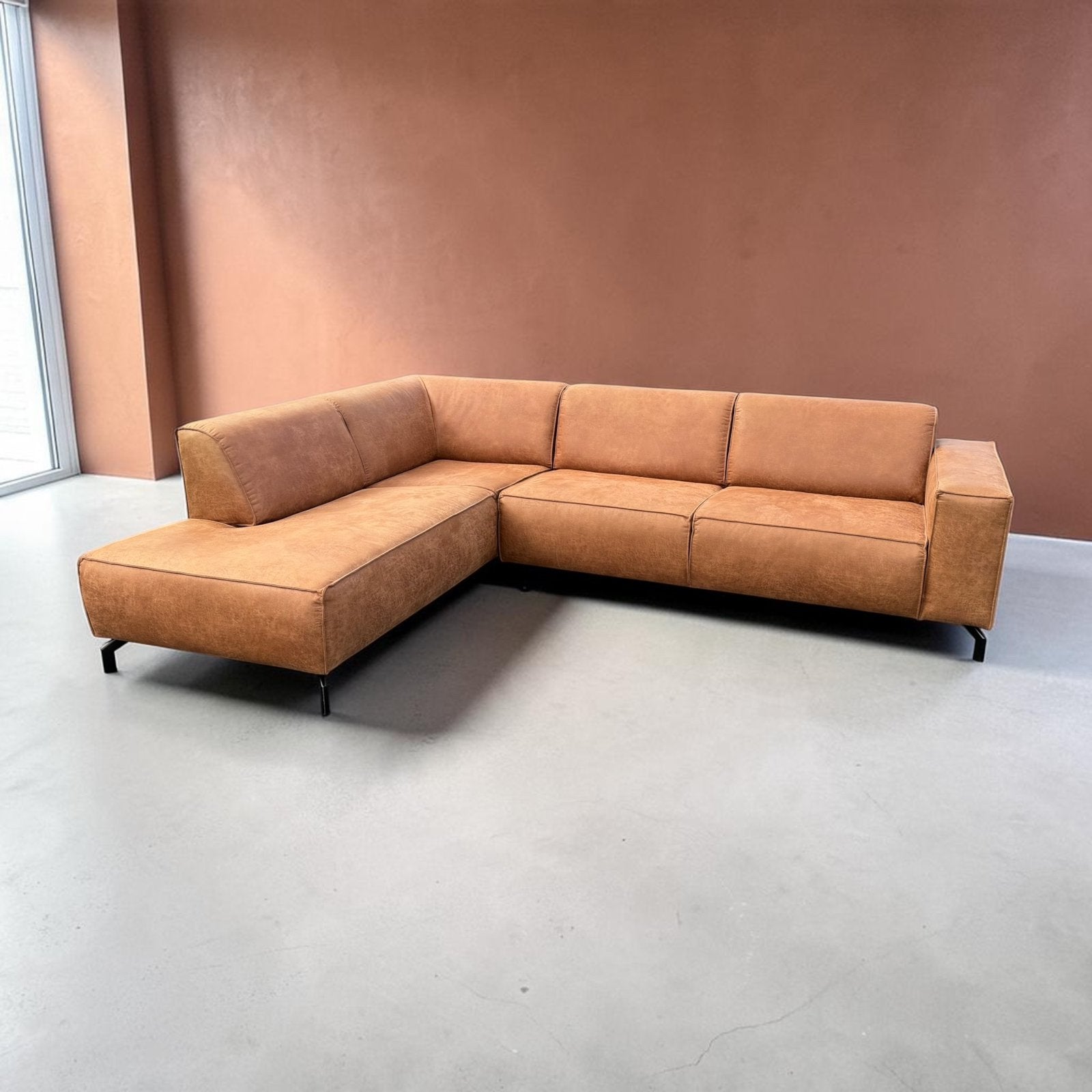 GRATIS LEVERING | HOEKBANK COGNAC MICROLEER | IN NIEUWSTAAT, 250 tot 300 cm, Hoekbank, Ophalen of Verzenden, 150 cm of meer