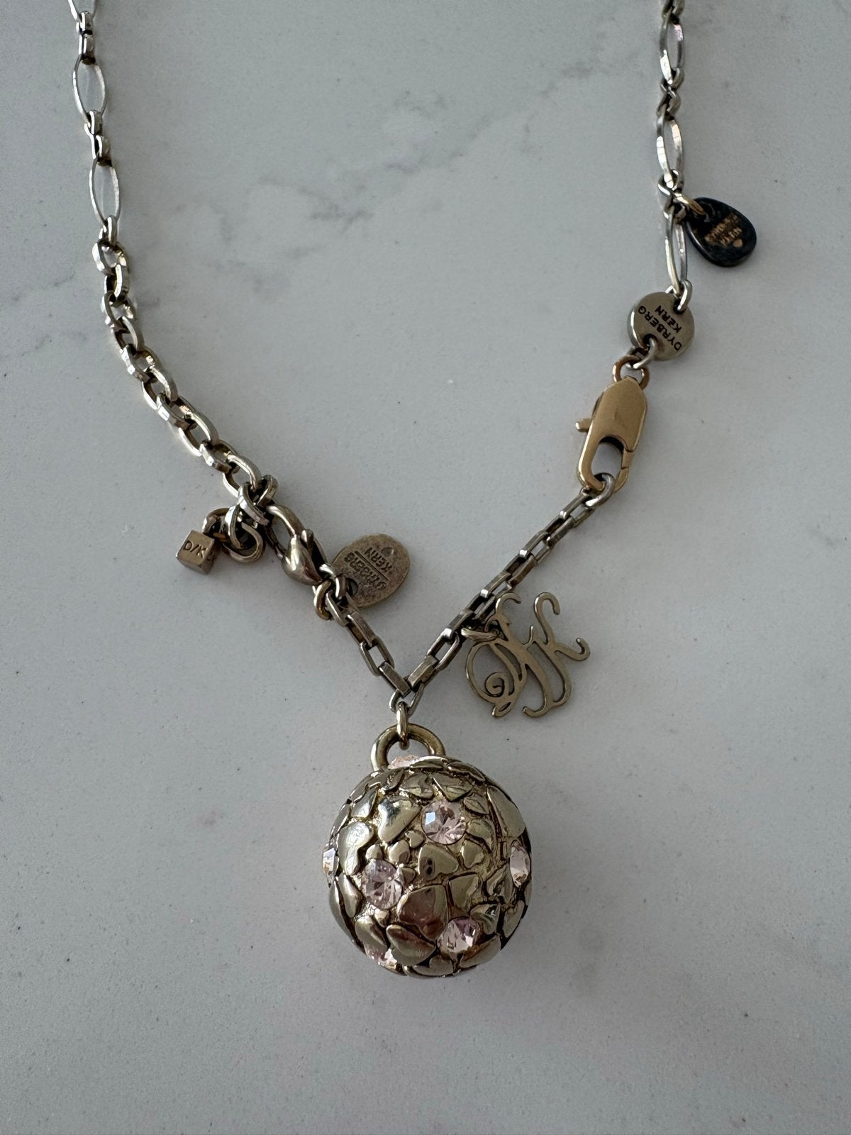 Dyrberg Kern ketting met hartjes en roze steentjes, Gebruikt, Ophalen of Verzenden, Roze, Overige materialen