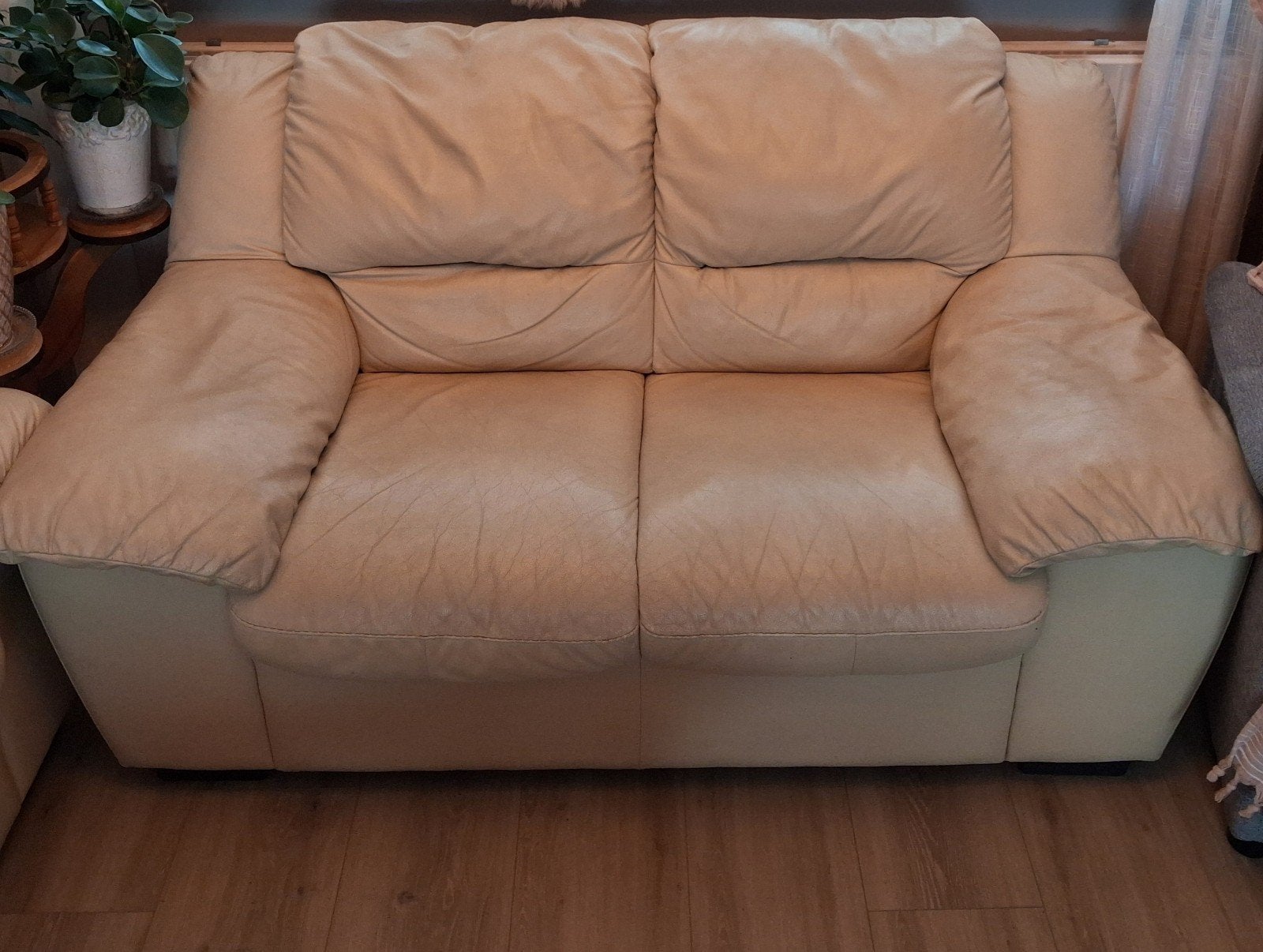 Comfortabele 2-zitsbank van leer, crème kleurig -moet weg !, Ophalen, Gebruikt, 150 tot 200 cm, Tweepersoons