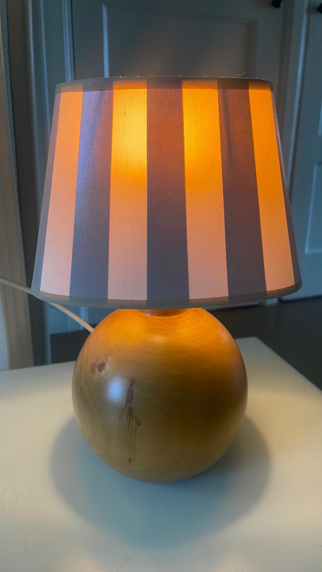 Vintage massief houten bollamp – Mid-Century tafellamp, Huis en Inrichting, Ophalen of Verzenden, Zo goed als nieuw, Vintage