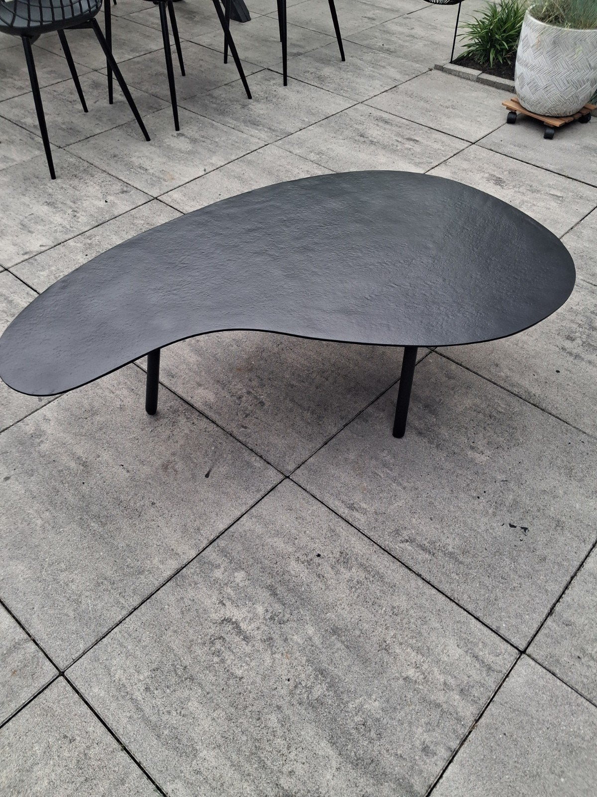 ZGAN: Zwarte organische metalen salontafel van Goossens., Huis en Inrichting, Tafels | Salontafels, Ophalen, 50 tot 100 cm, 50 tot 100 cm