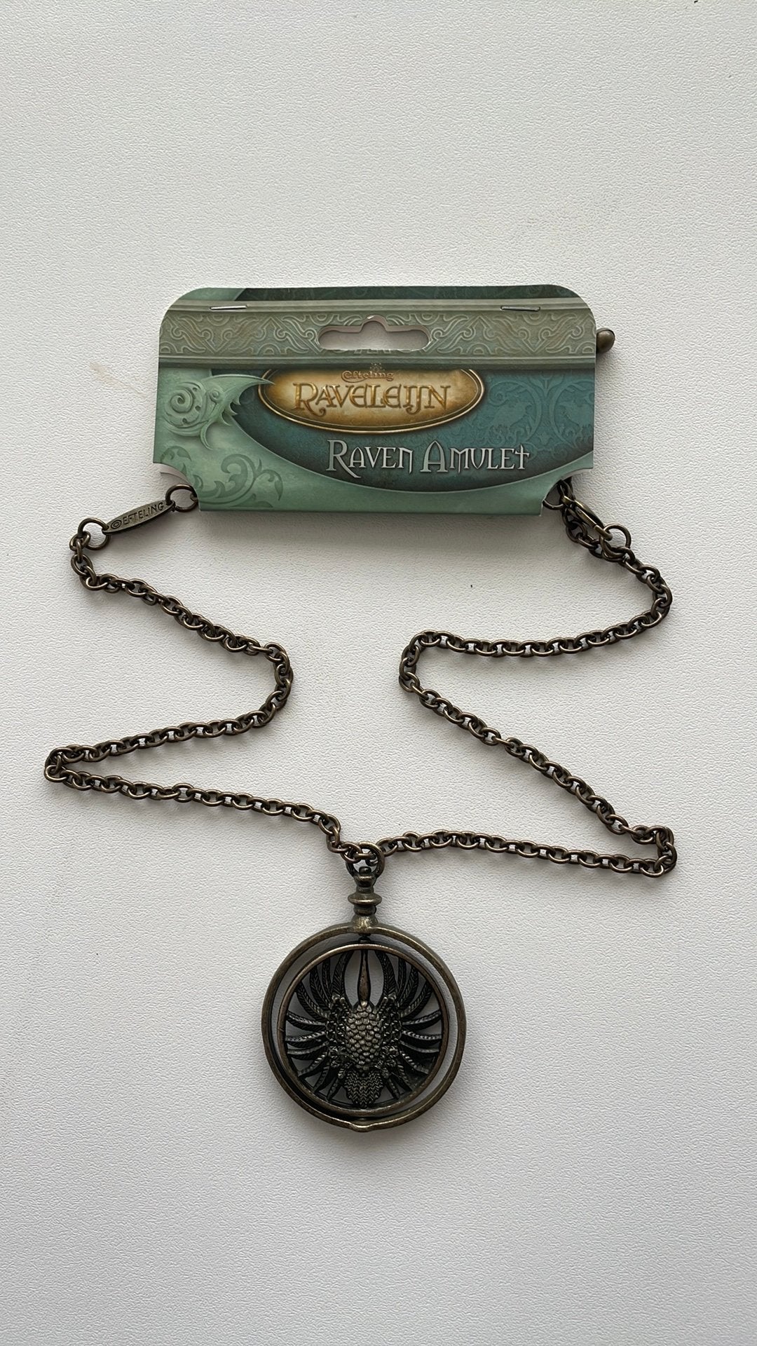 Efteling Raveleijn Raven Amulet, Verzamelen, Efteling, Ophalen of Verzenden, Nieuw, Gebruiksvoorwerp