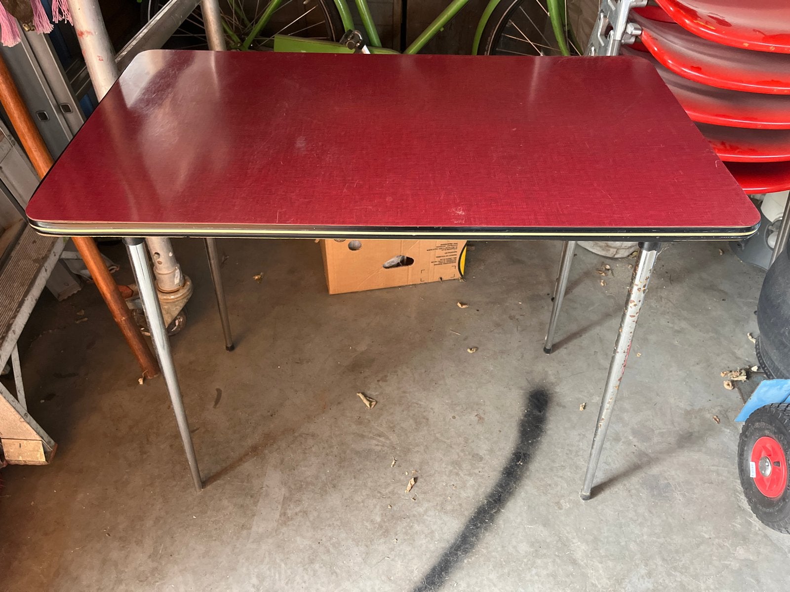 Formica tafeltje. rood met metalen poten, Ophalen, Gebruikt, 100 tot 150 cm, Tot twee personen