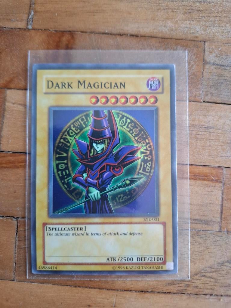 Dark Magician SYE-001 Yu-Gi-Oh! Kaart, Hobby en Vrije tijd, Verzamelkaartspellen | Yu-gi-Oh!, Verzenden, Zo goed als nieuw, Losse kaart