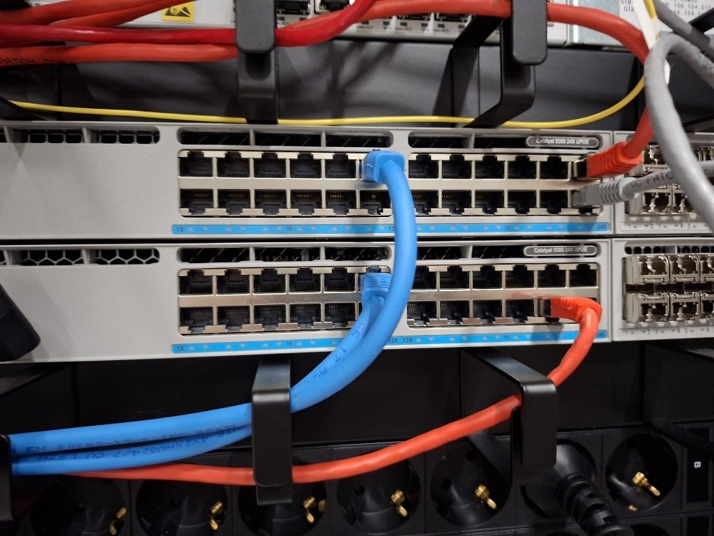Cisco Catalyst 9300 Switch Stack (2x C9300-24UX) – 10G UPOE, Computers en Software, Netwerk switches, Ophalen of Verzenden, Zo goed als nieuw
