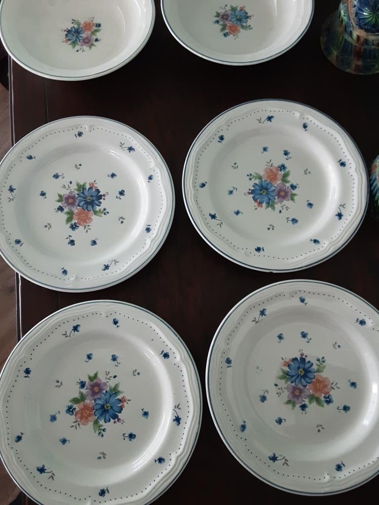 4 gebaksbordjes en 4 dessert schaaltjes.  Provincial Bouque., Ophalen of Verzenden, Overige stijlen, Bord(en)