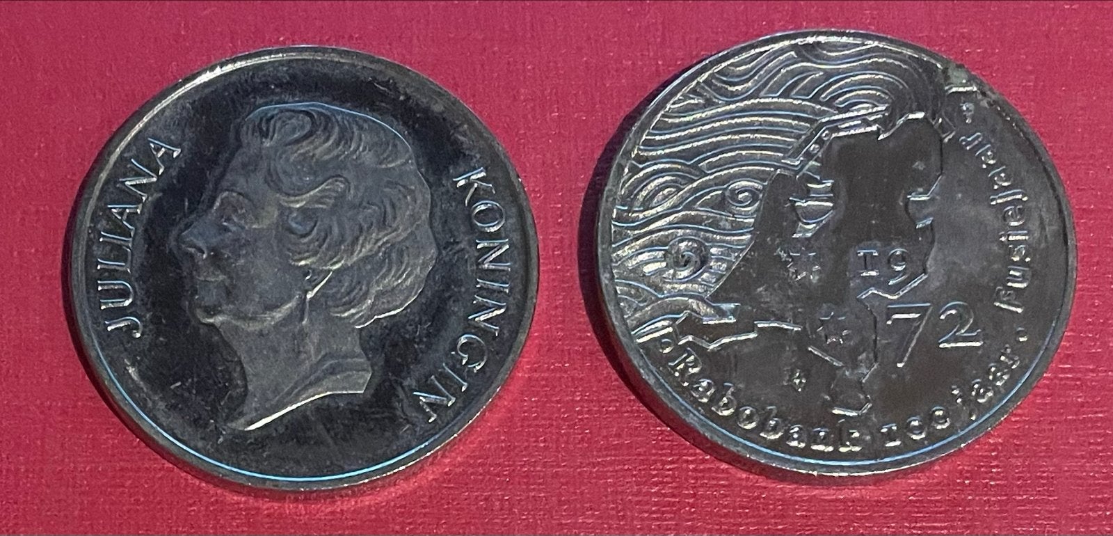 2 Rabobank 100jr munt met Koningin Juliana 1972, Postzegels en Munten, Munten | Nederland, Ophalen of Verzenden, Koningin Juliana