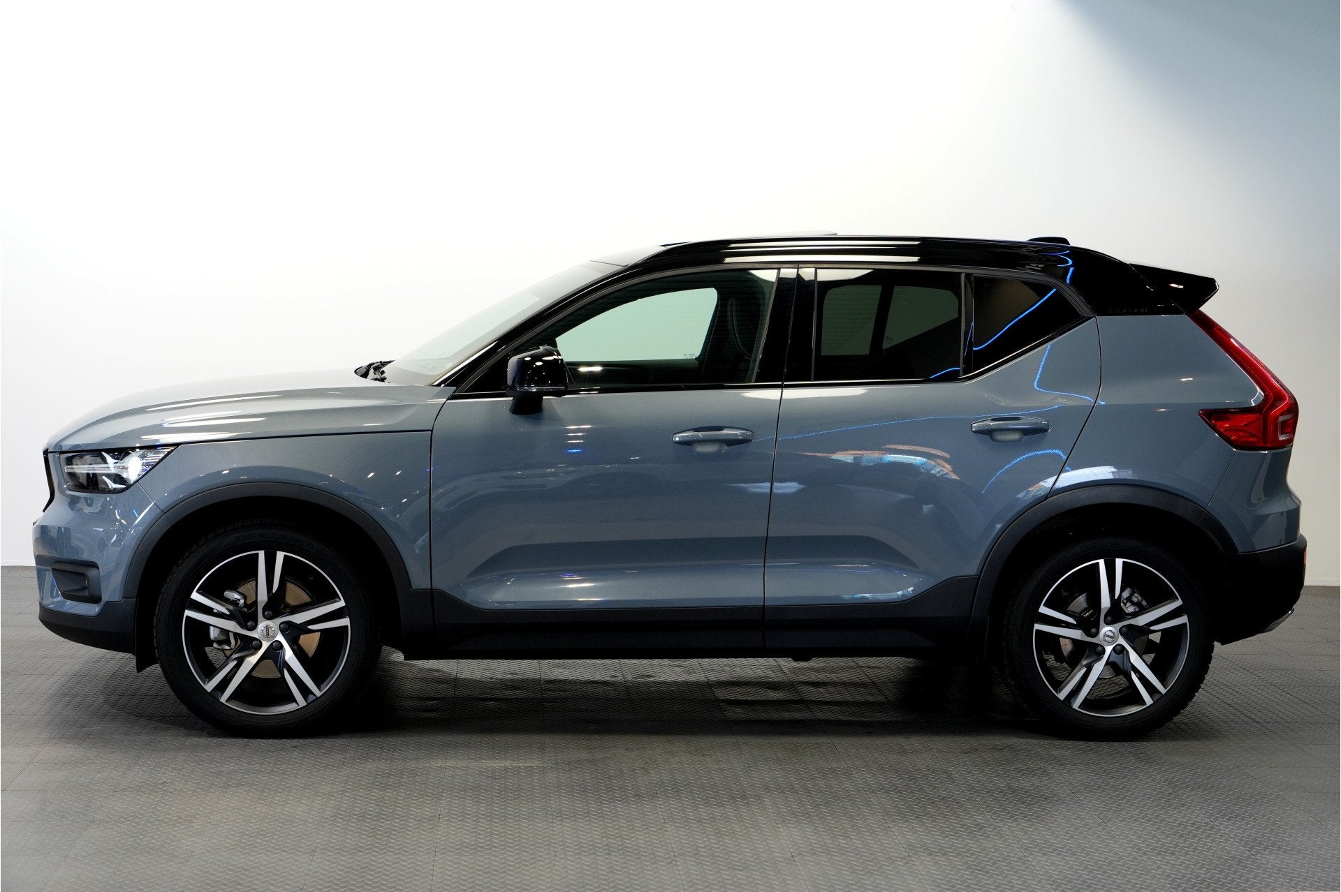 Volvo XC40 2.0 T4 140kW/190pk Aut8 R-Design PANORAMADAK + EL, 15 km/l, 93 €/maand, SUV of Terreinwagen, 750 kg