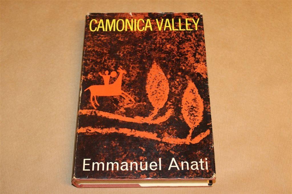 Camonica Valley — Alpen Rotstekeningen Neolithicum 1964, Ophalen of Verzenden, Gelezen, Europa