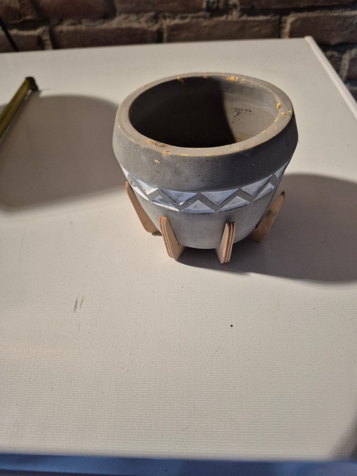Stenen bloempot met onderstel met motief op de zijkant 8,5 d, Ophalen, Gebruikt, Rond, Binnen