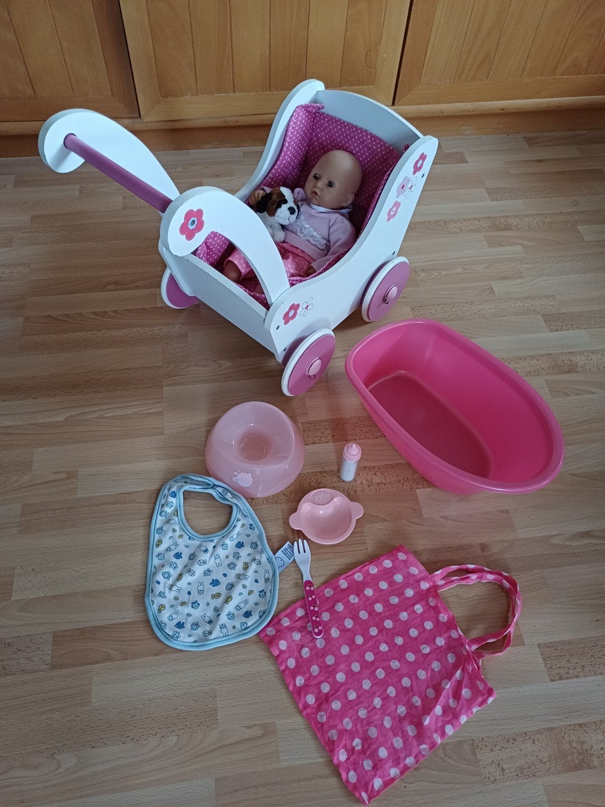 Houten poppenwagen met pop en verzorgingsset, Ophalen of Verzenden, Zo goed als nieuw, Babypop