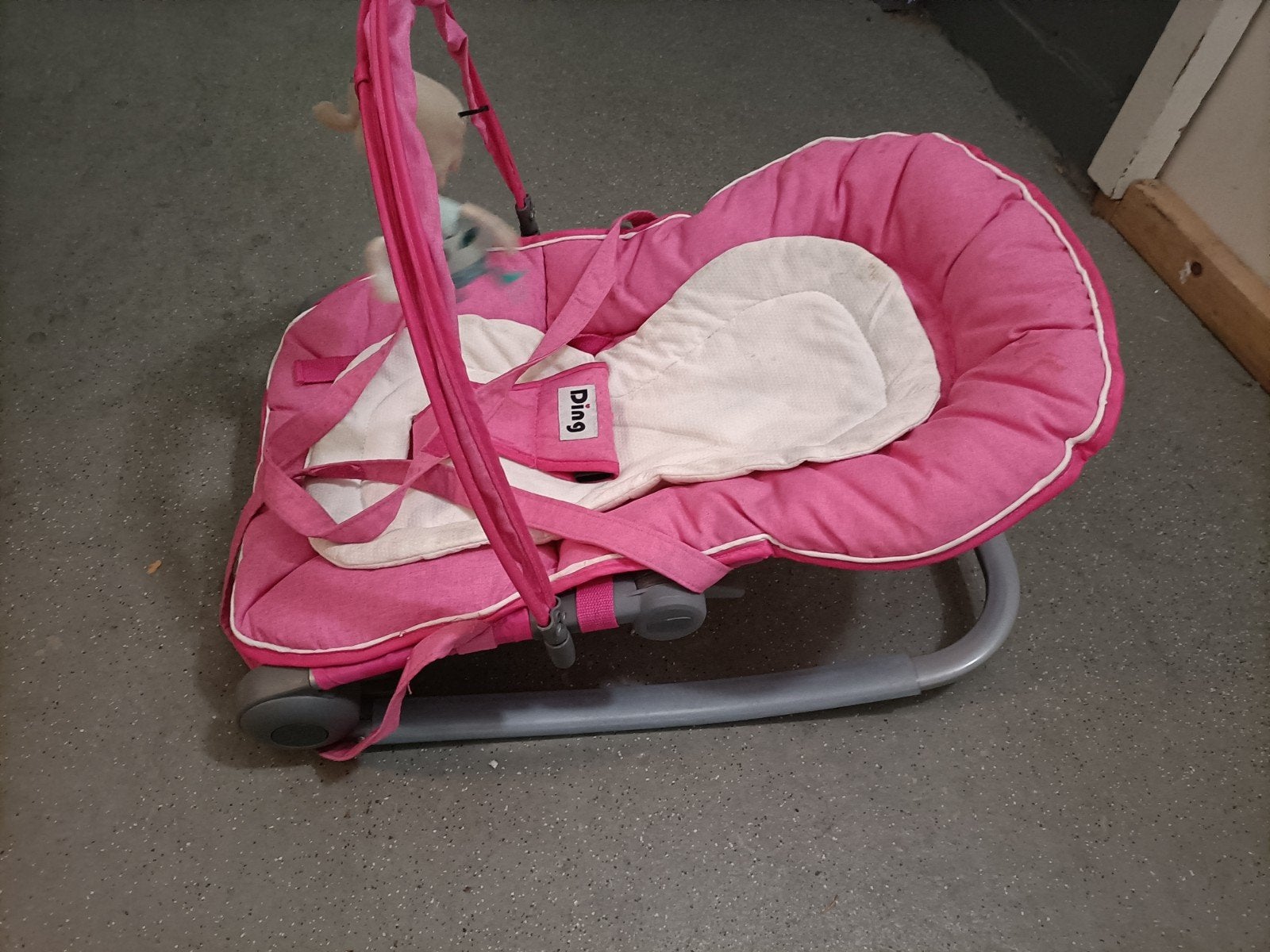 Roze wipstoel met speelboog - Zo goed als nieuw, Ophalen, Zo goed als nieuw