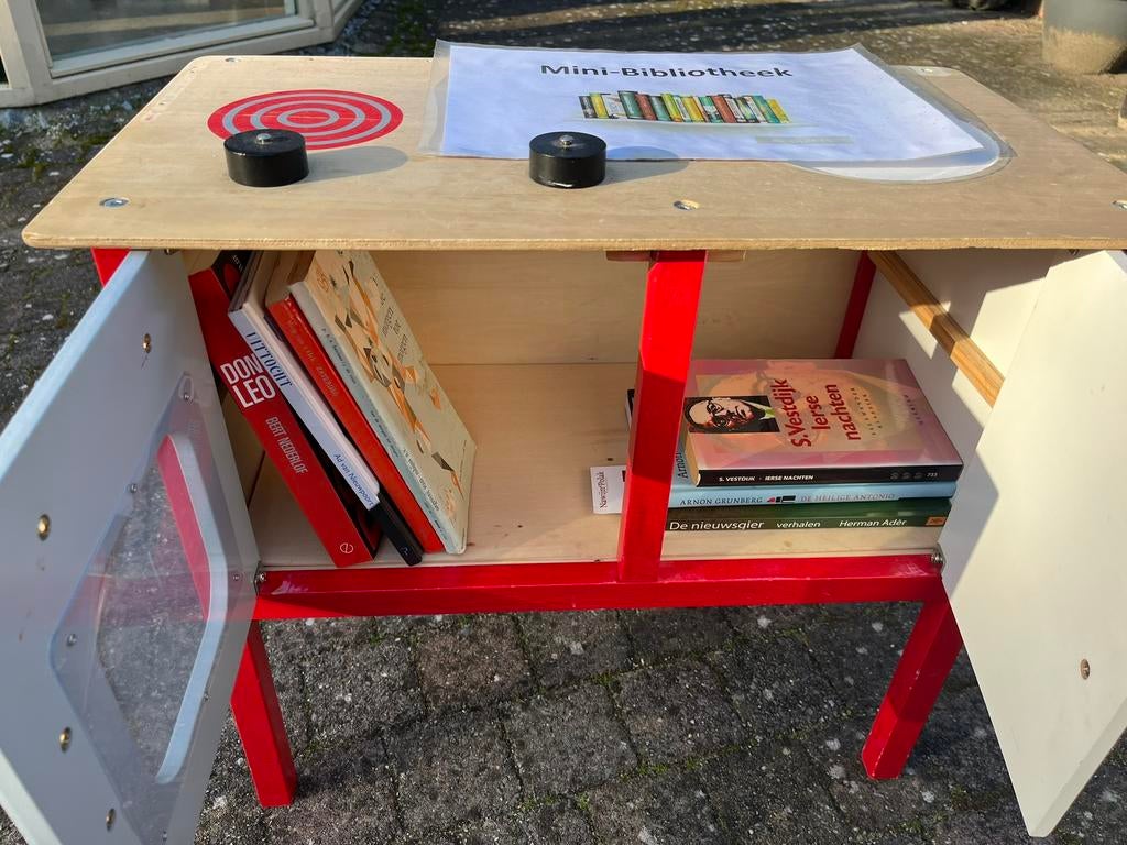 Leuk opvallend mini biebkastje, Doe-het-zelf en Verbouw, Werkbanken, Ophalen, Gebruikt