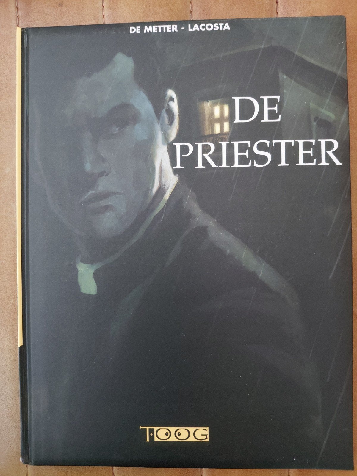 De Priester- De biecht HC., Ophalen of Verzenden, Gelezen, Fotografen