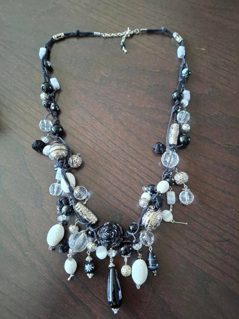 Zwart-witte kralenketting met bloemdetail, Overige materialen, Zwart, Ophalen of Verzenden, Gebruikt