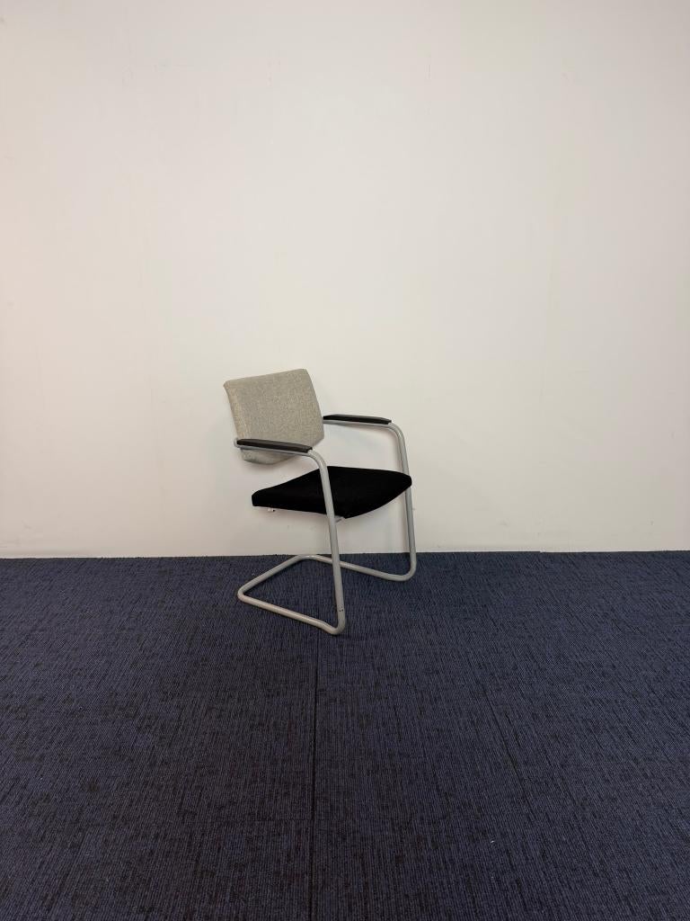 4 x Vergaderstoel Huislijn, grijs/zwarte stof, alu slede, Huis en Inrichting, Stoelen, Ophalen, Gebruikt, Grijs, Stof