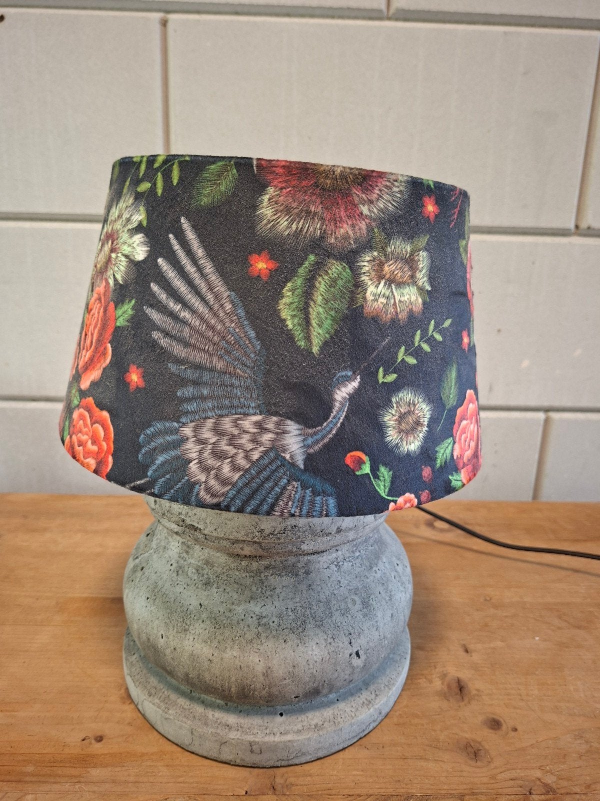 Te koop: Tafellamp met een betonnen voet (Nieuwstaat), Ophalen, Overige materialen, Overige merken, Inclusief lichtbron