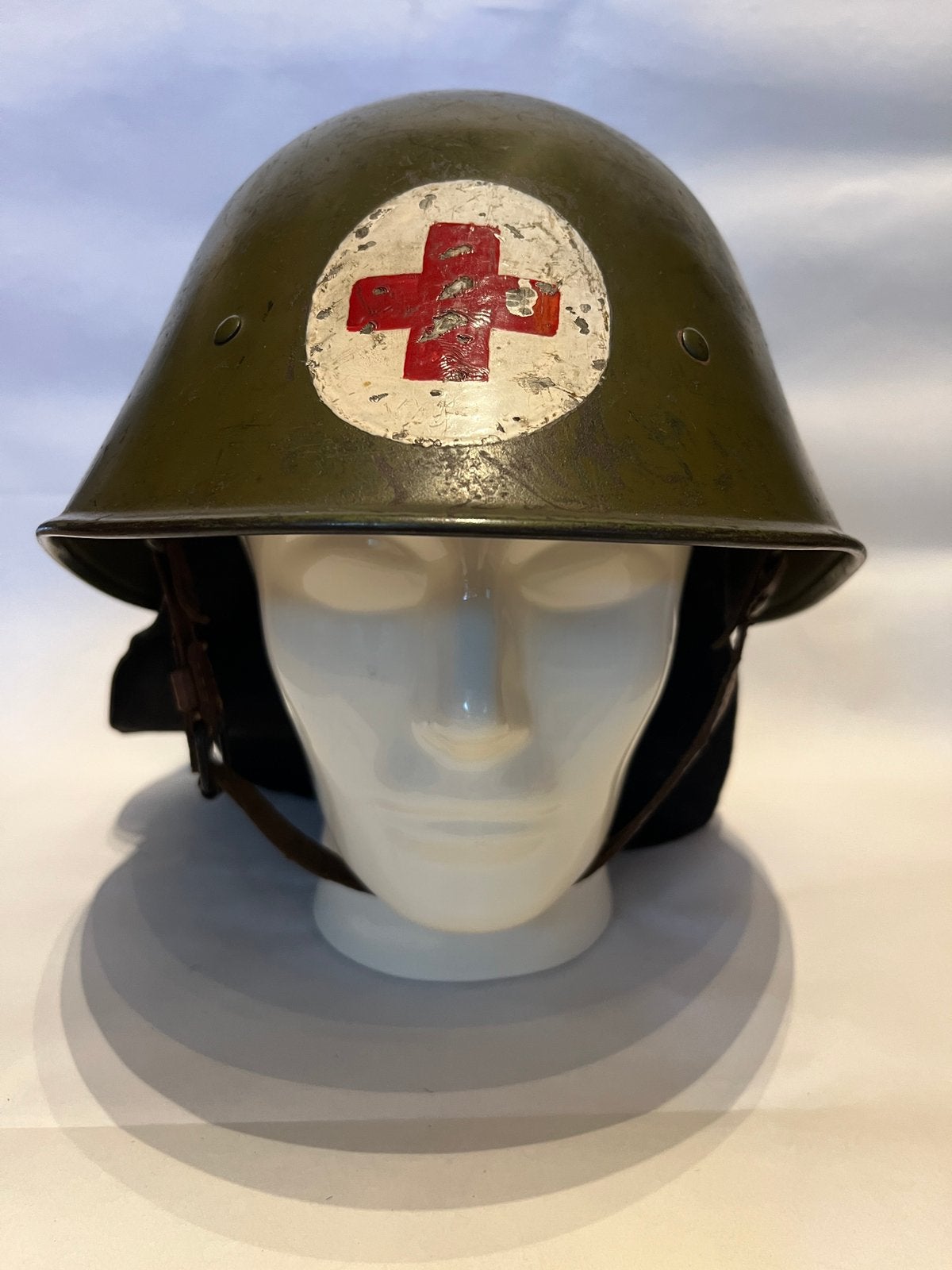 Nederlandse KNIL M40 Helm Medic met losse leeuwen plaat, Verzamelen, Ophalen of Verzenden, Landmacht, Nederland, Helm of Baret
