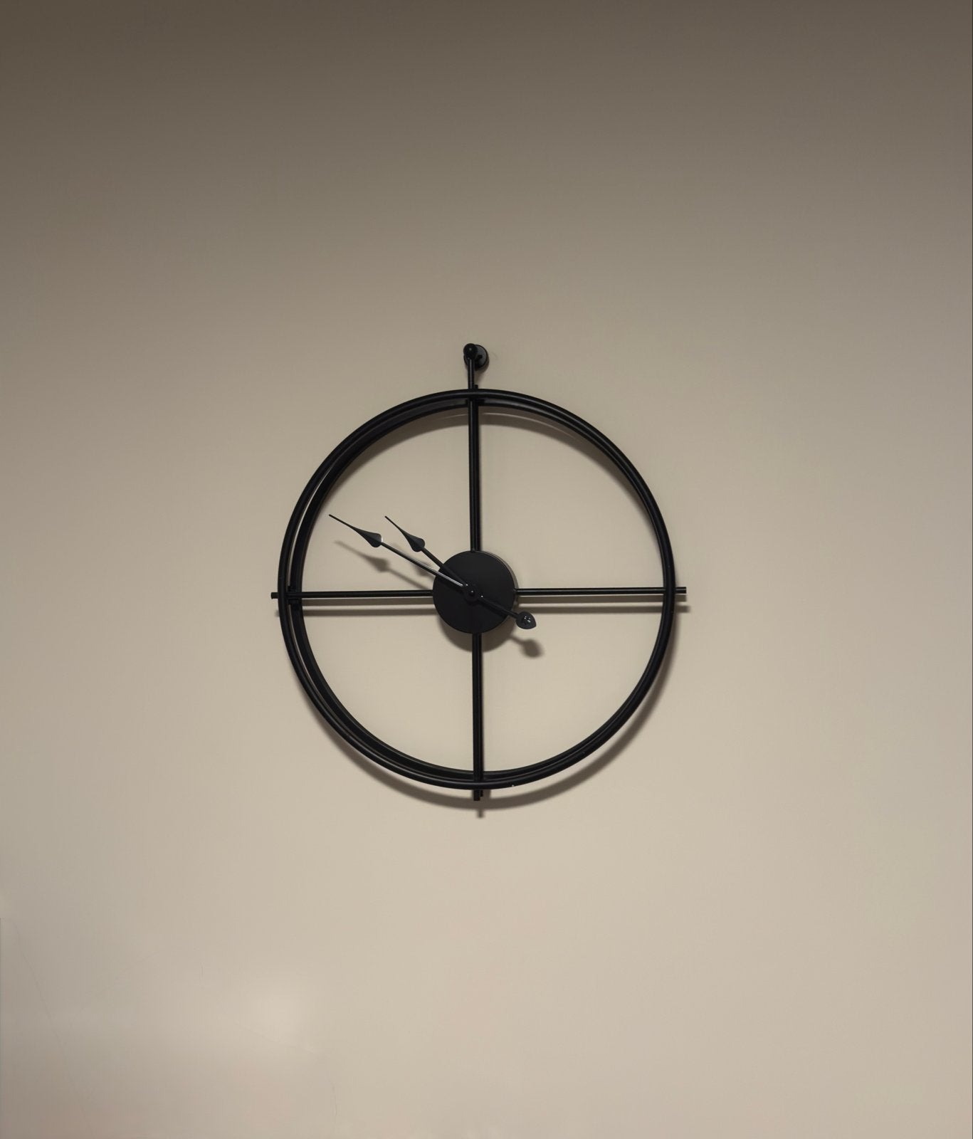 Moderne Zwarte Wandklok - Stijlvol Design (klein), Huis en Inrichting, Woonaccessoires | Klokken, Ophalen, Wandklok, Analoog, Zo goed als nieuw