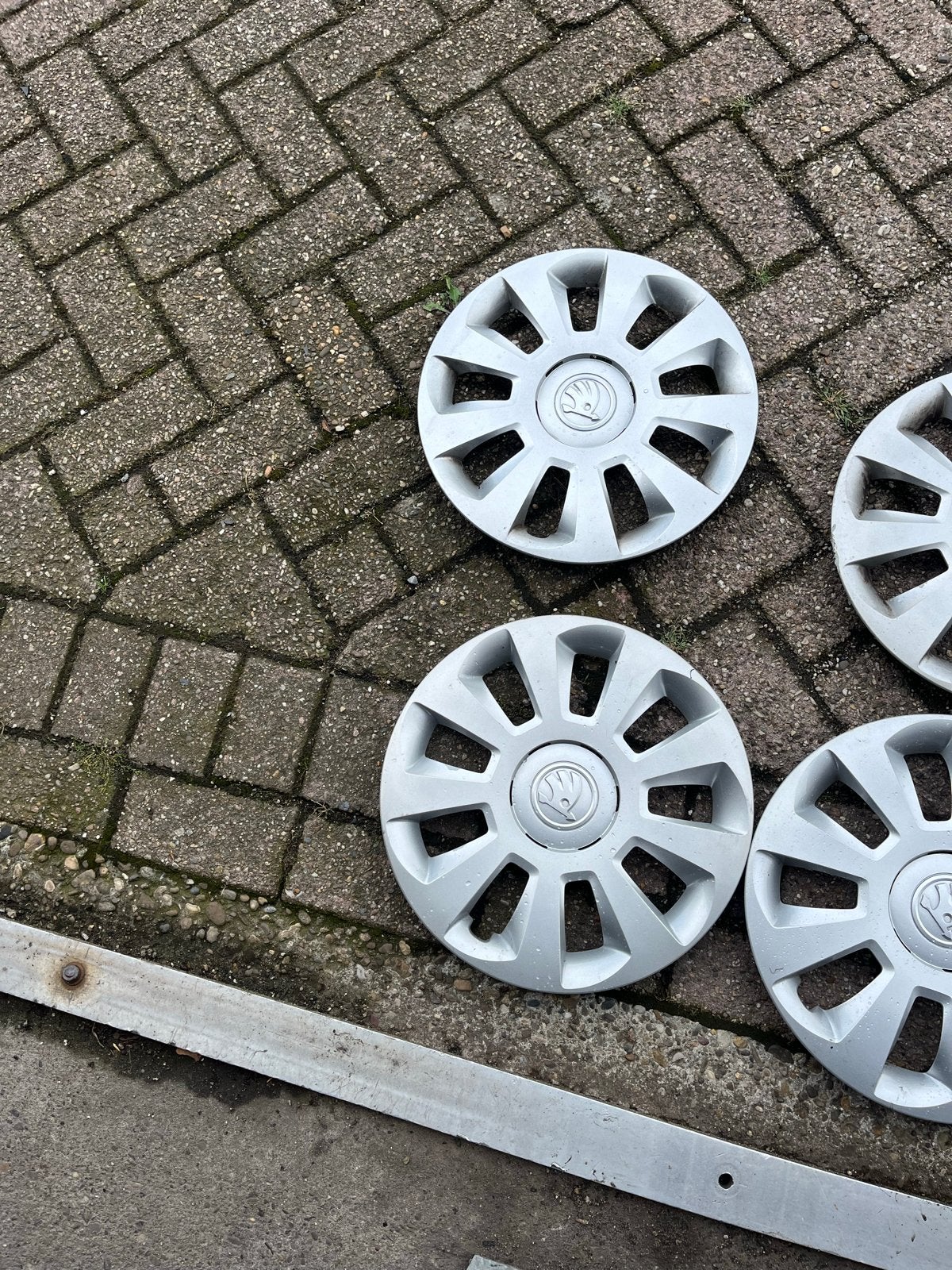 14 inch Skoda wieldoppen compleet met ringen, Ophalen of Verzenden, Zo goed als nieuw