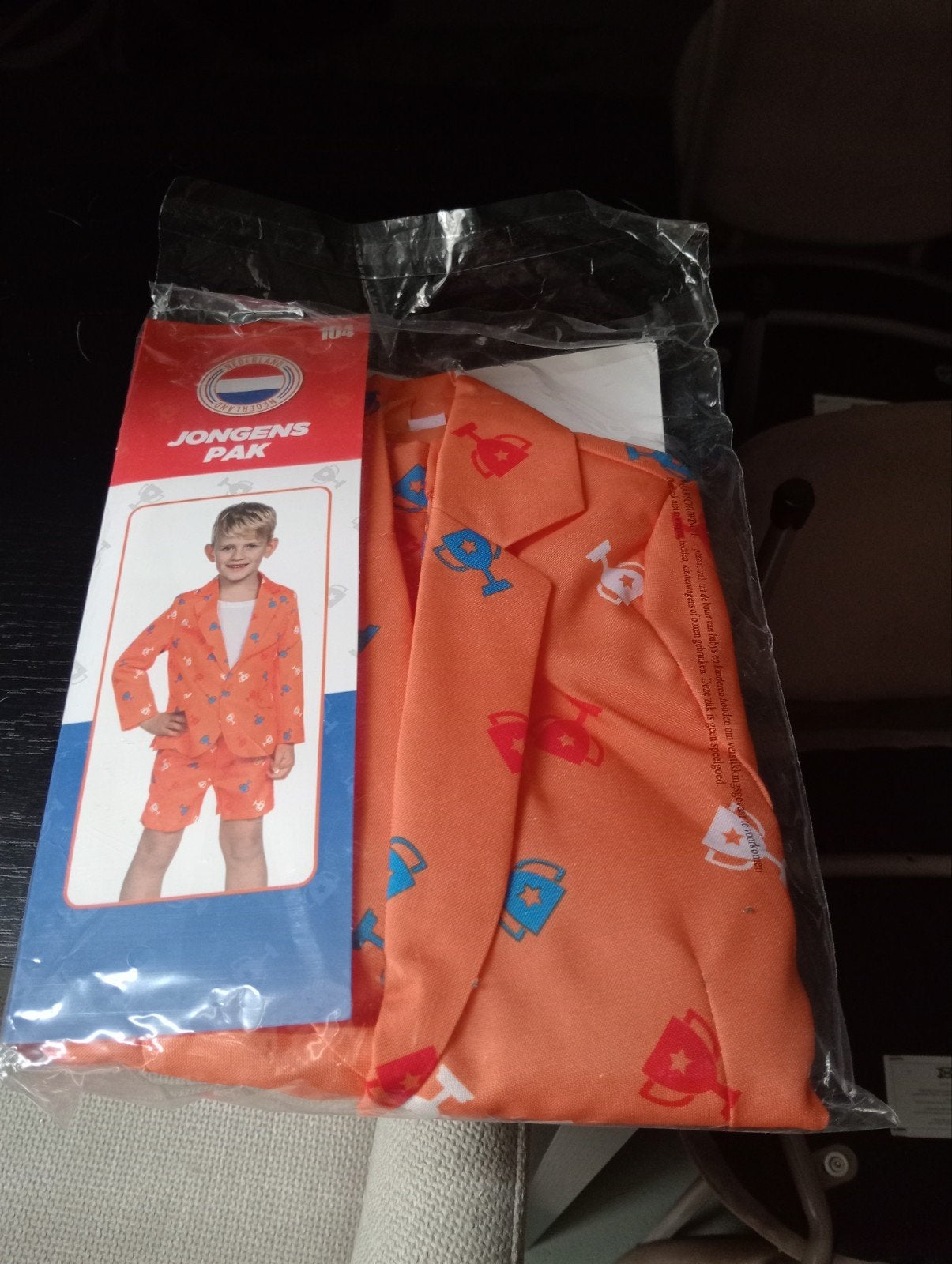 Oranje Jongens Pak Maat 104 - Nieuw in Verpakking, Ophalen of Verzenden, Nieuw, Jongen, Setje